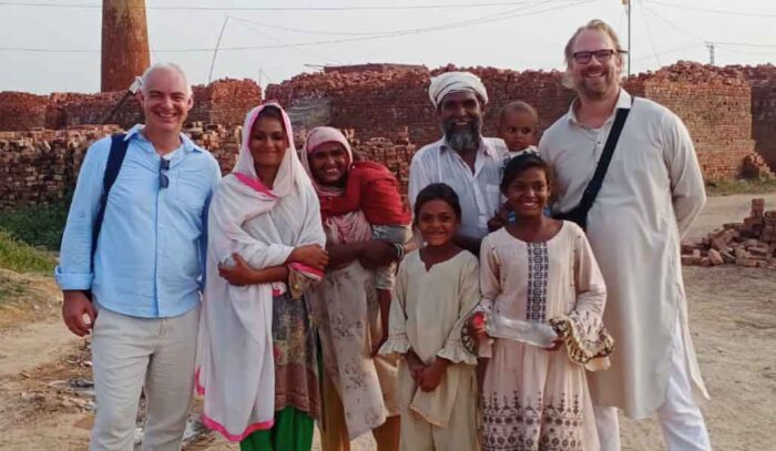 Gezin bij een baksteenfabriek in Punjab, Pakistan